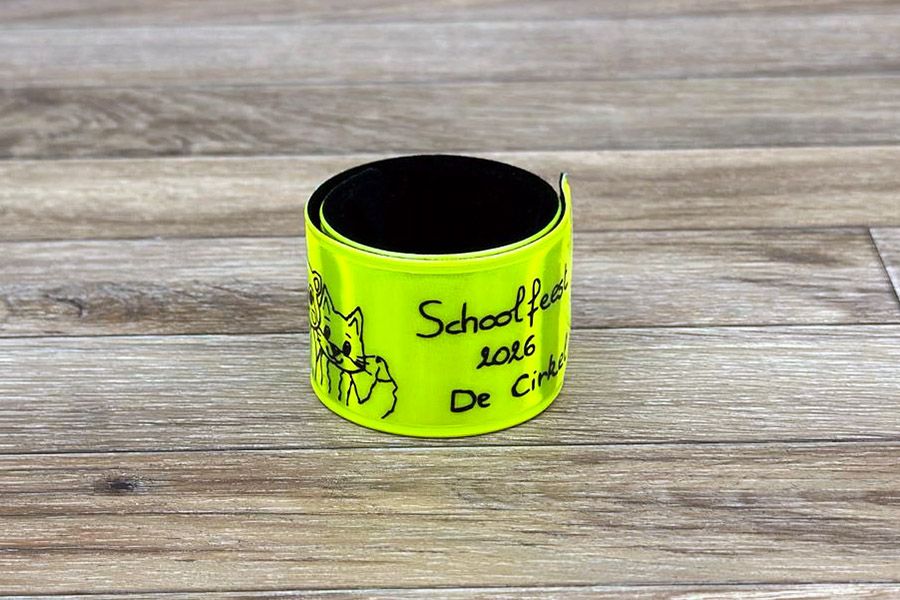 een opvallend reflecterend klaparmbandje voor een schoolfeest in 2026